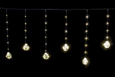 Фотография товара 'Winner Бахрома Шарики-елка 8см., Led ТЕПЛО-БЕЛЫЙ 2,5х0,7х0,5м'